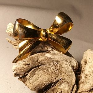 Vintage Coro 3-Bow Brooch in Gold Tone